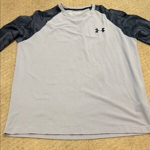 Under Armour Men's Light Gray Shirt with Dark Sleeves